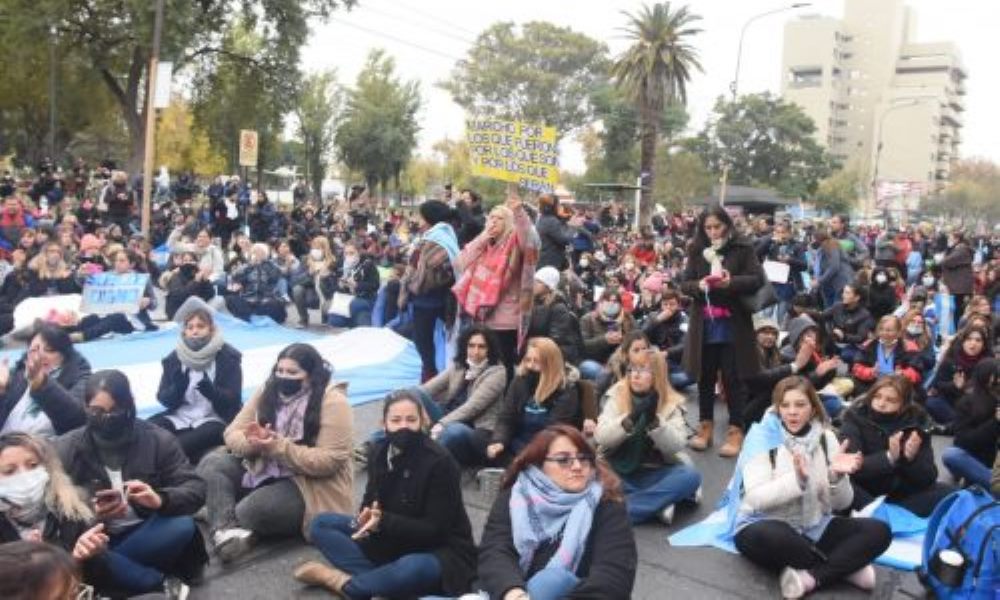 Continúa la reunión paritaria docente: en interior del Centro Cívico Gremios, Hacienda y Educación evalúan el acuerdo salarial, en el exterior docentes siguen a la espera.