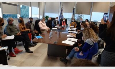 Gremios, Gobierno y Docentes autoconvocados continúan reunidos en el Centro Cívico.