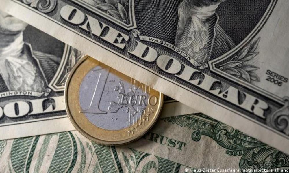 El euro llegó a cotizar a la par del dólar por primera vez en 20 años.