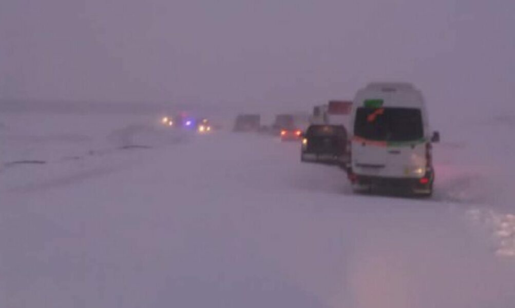 Más de 300 vehículos quedaron varados en alta montaña por un fuerte temporal de nieve en la cordillera de los Andes.