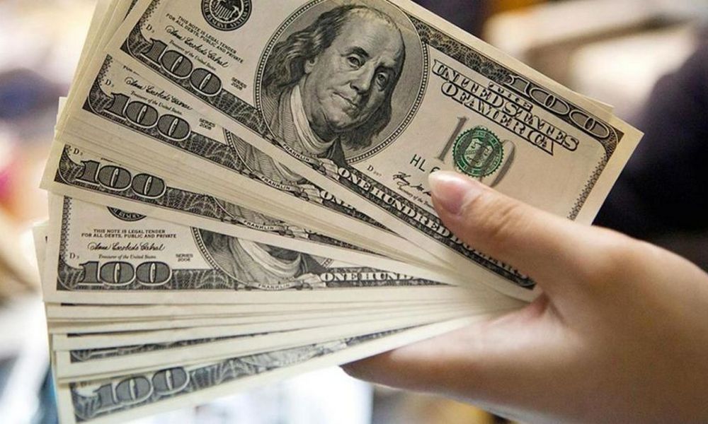 El dólar blue sube a 4 y registra un nuevo récord.