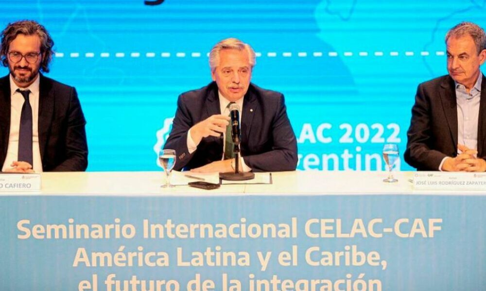 Alberto Fernández llamó a institucionalizar la Celac y pidió cese de bloqueos a Cuba y Venezuela.