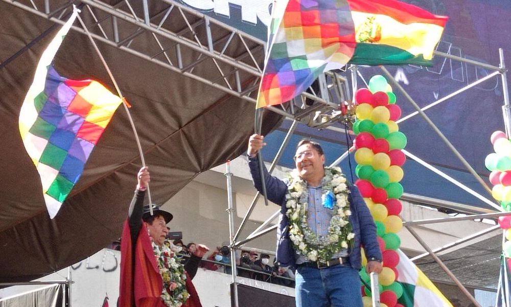 Miles de bolivianos marcharon para respaldar al presidente Arce y la democracia.