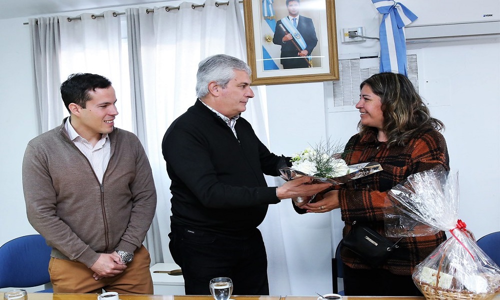 Reconocimiento a una de las ganadoras del concurso de Tejedoras e Hilanderas.