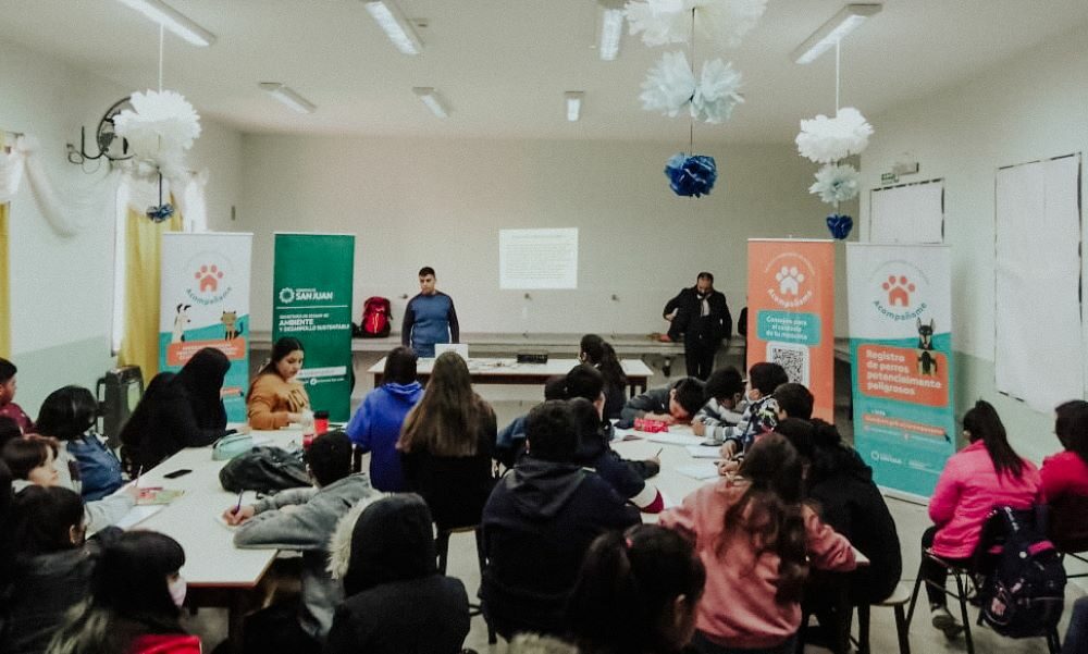 Ambiente comenzó a dar charlas de tenencia responsable de mascotas en escuelas de toda la provincia.