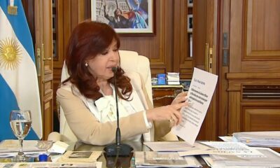 Cristina Kirchner: «Clarín y los fiscales deben dejar de mirar Netflix ; agarren la Constitución».