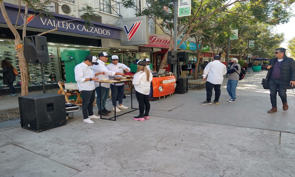 Promocionan la Expo ArgOliva en la peatonal sanjuanina.