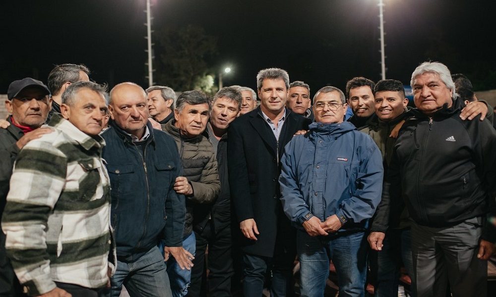 El gobernador visitó el Club Villa Hipódromo y anunció el techado de la cancha de futsal.