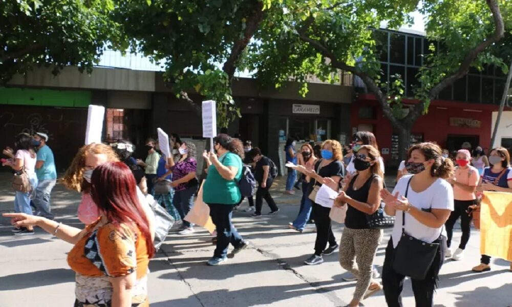 Profesionales autoconvocados marchan hacia plaza 25 de Mayo, reclamando por sus derechos.