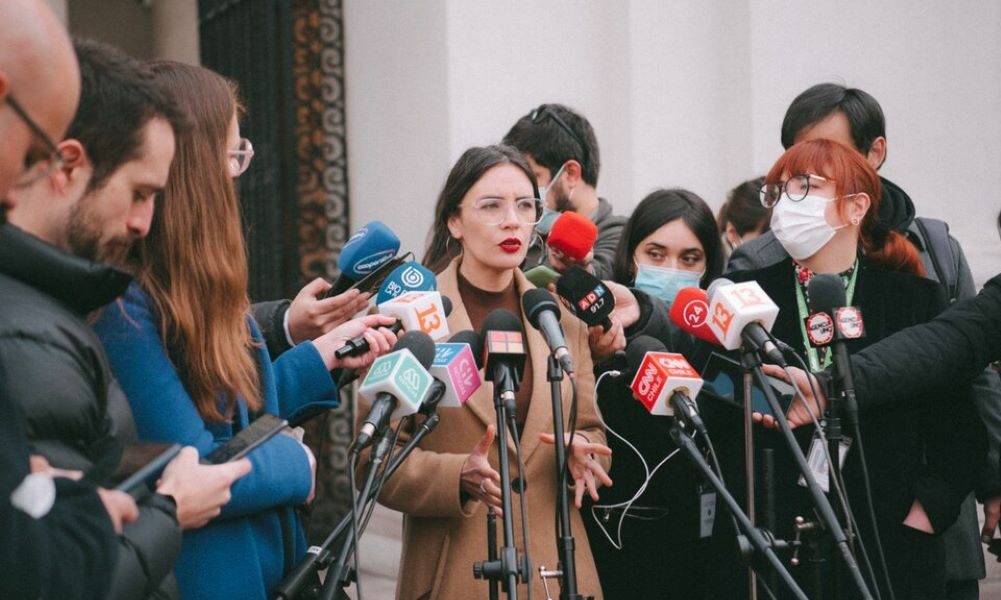 Camila Vallejo llama a cuidar el proceso de diálogo por la nueva Constitución de Chile.