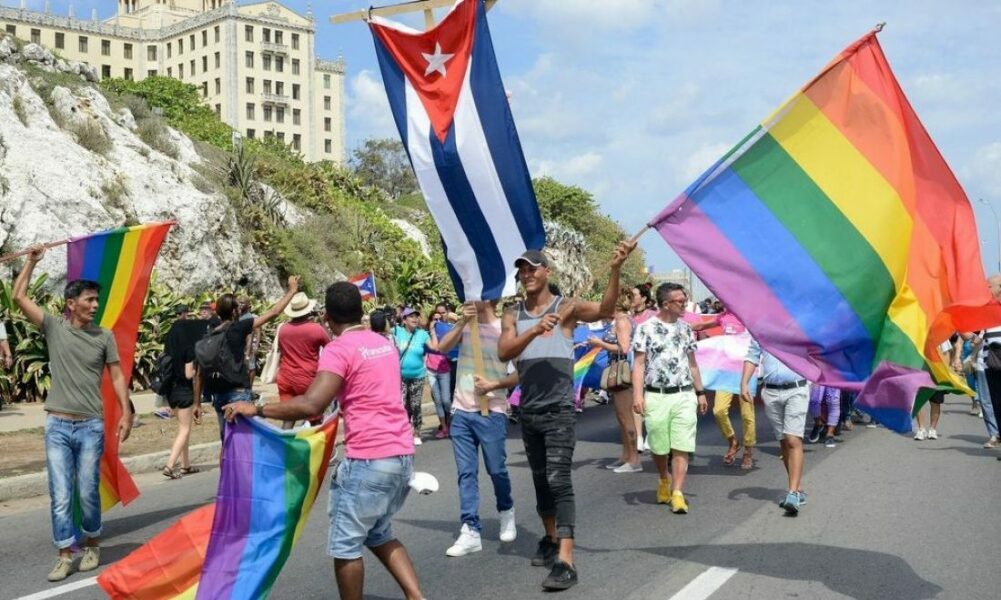 Cuba aprobó un histórico «Código de Familia» que habilita el matrimonio y la adopción igualitarios.