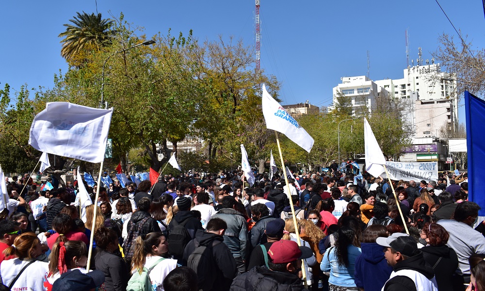 «Todos con Cristina»: militantes se manifiestan en la Plaza 25 desde el mediodía.