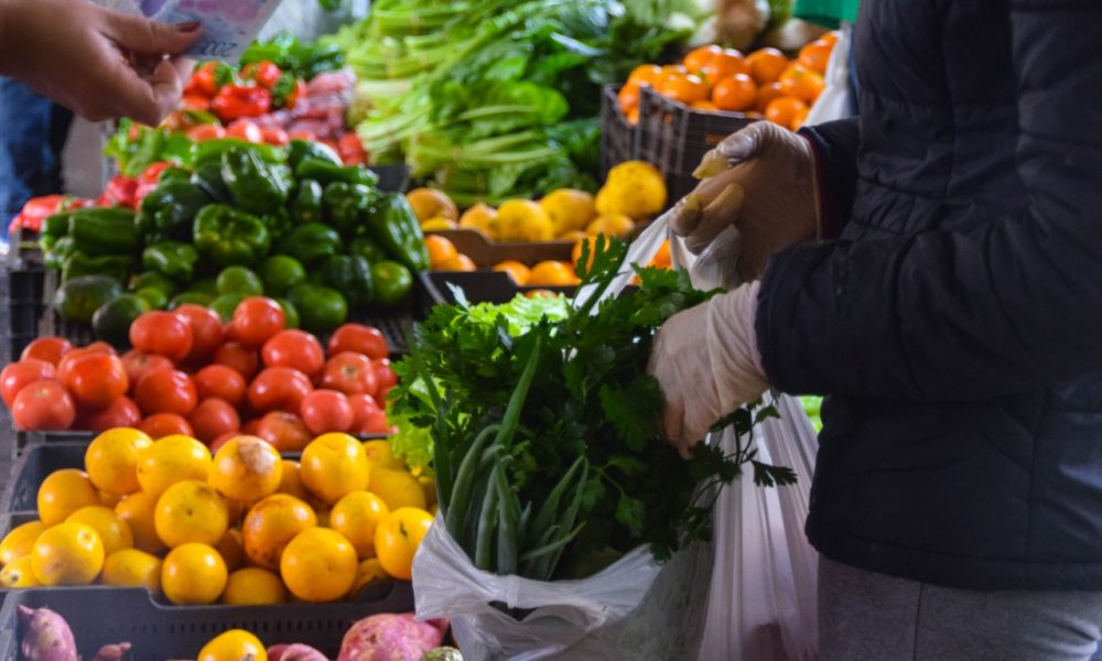 Feria agroproductiva para comprar frutas y verduras económicas.