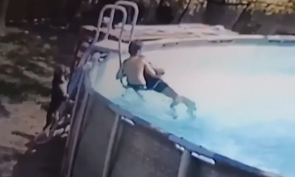 Un niño salva a su madre en una piscina.