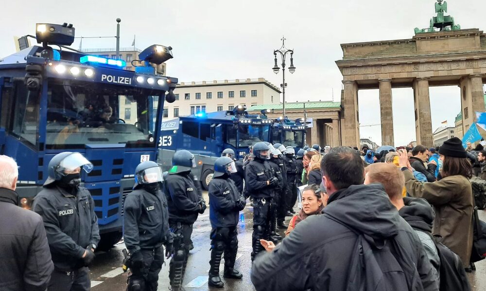 Alemanes protestan contra su Gobierno frente a las medidas energéticas.