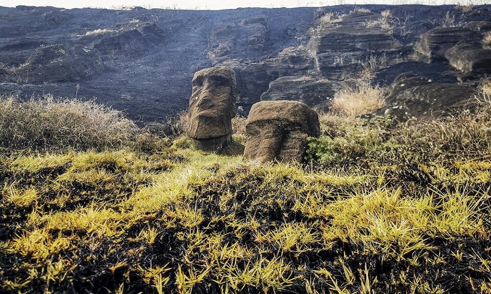 El incendio en Isla de Pascua causa daños irreparables en históricas estatuas moai.