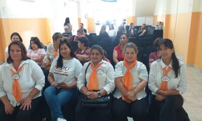 Entrega de pares de anteojos a mujeres conductoras profesionales.