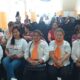 Entrega de pares de anteojos a mujeres conductoras profesionales.