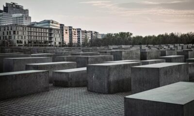 Político alemán y una polémica foto sobre el memorial del Holocausto en Berlín.