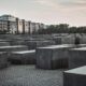 Político alemán y una polémica foto sobre el memorial del Holocausto en Berlín.