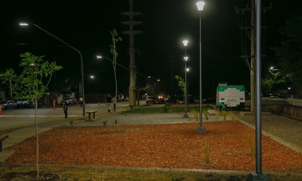 El gobernador inauguró luminarias led y la renovación de un paseo en el barrio Uruguay.