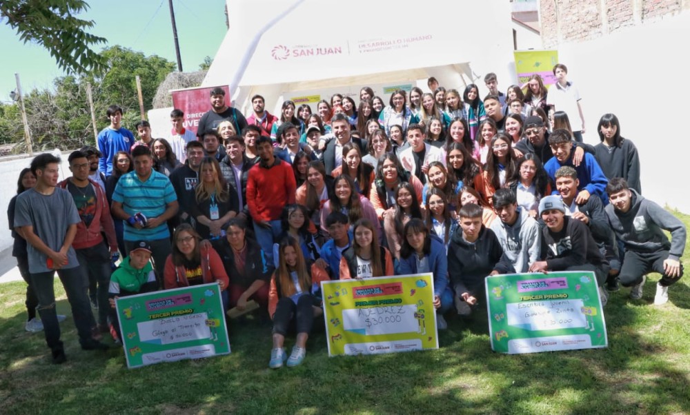 Ganadores de la Semana de Juventudes recibieron sus premios.