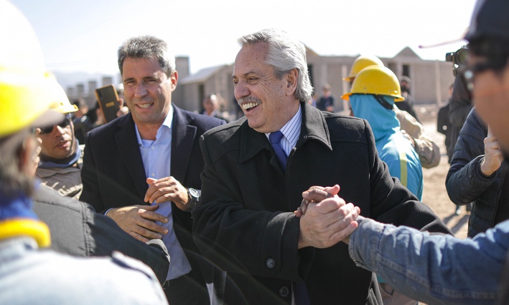 El Presidente en la entrega de viviendas en La Bebida: “estamos construyendo cinco mil viviendas más para los sanjuaninos”.