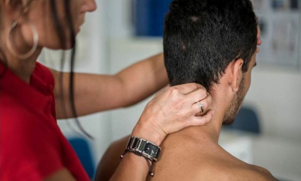 Rectificación cervical: La consecuencia del uso excesivo de las nuevas tecnologías.