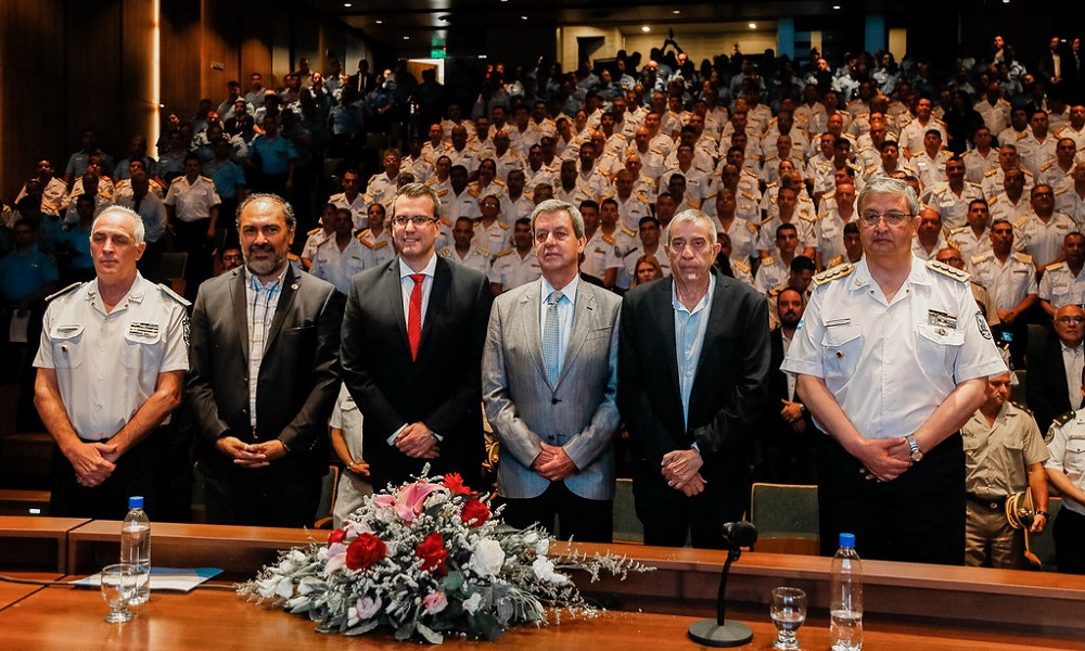 Distinguieron a agentes y entregaron diplomas a los egresados de la diplomatura de Seguridad.