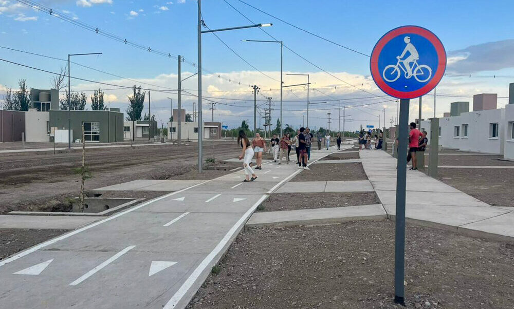 El Gobernador Uñac entrego un barrio con ciclovias en el departamento de Rivadavia.