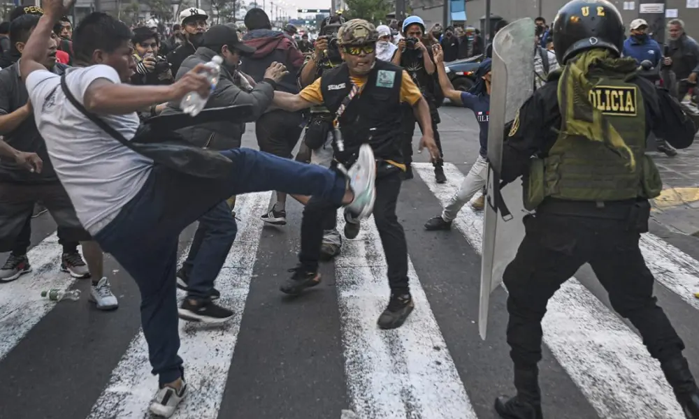 Crisis en Perú: rutas y aeropuertos bloqueados, protestas y el llamado a una huelga.