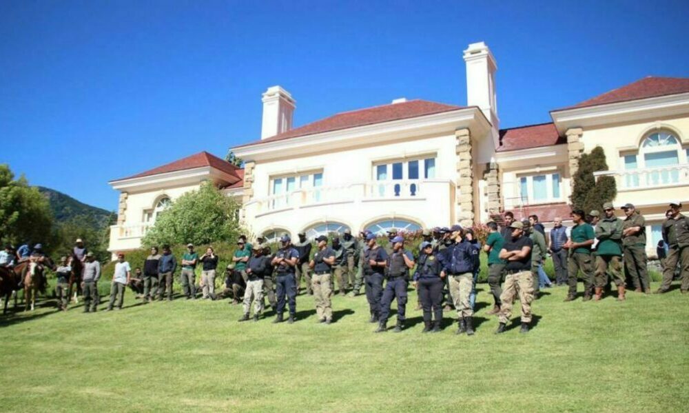 Denuncian que un grupo de Joe Lewis cercó y amenazó a manifestantes en Lago Escondido.