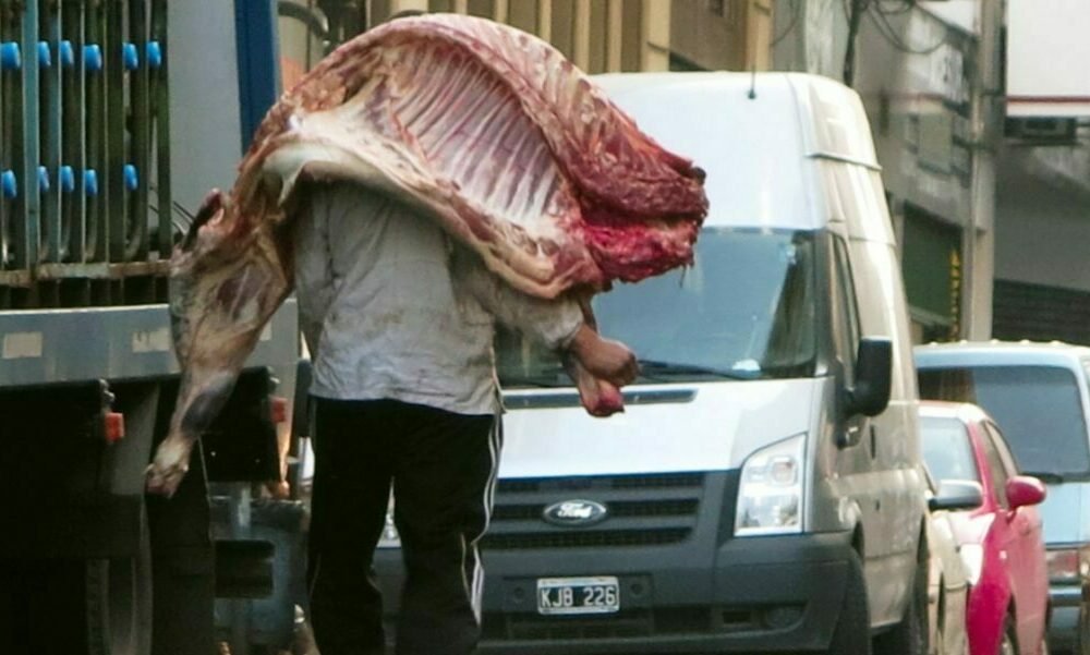 Habilitaron el troceo y la descarga mecánica para la comercialización de carne vacuna.