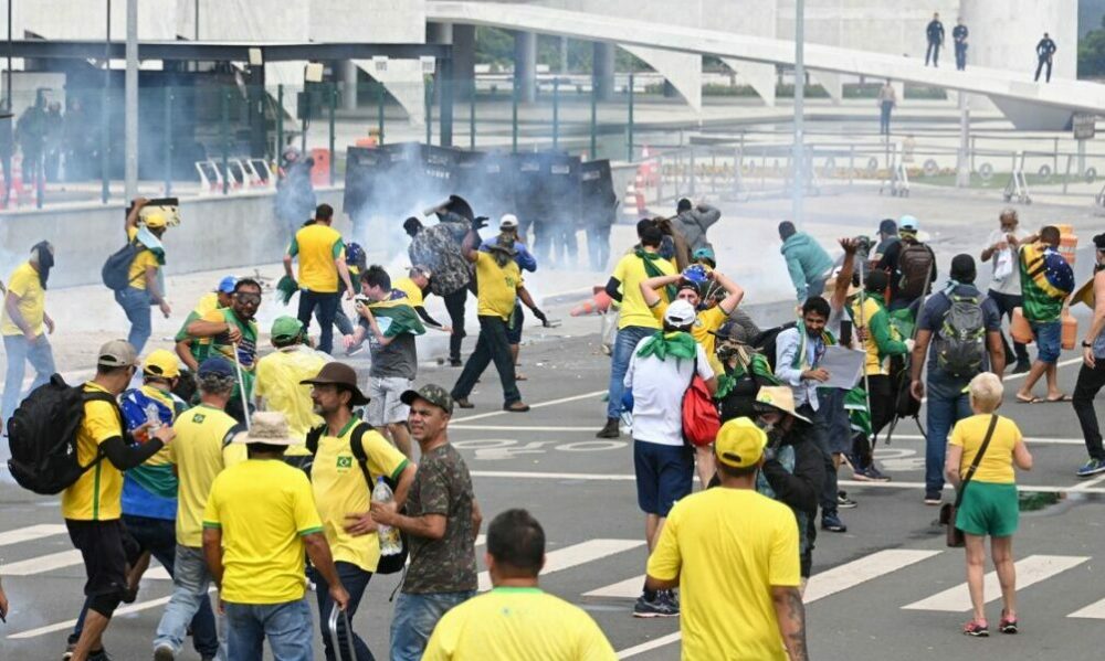 Brasilia: Miles de bolsonaristas invadieron el Planalto, el Congreso y la corte.