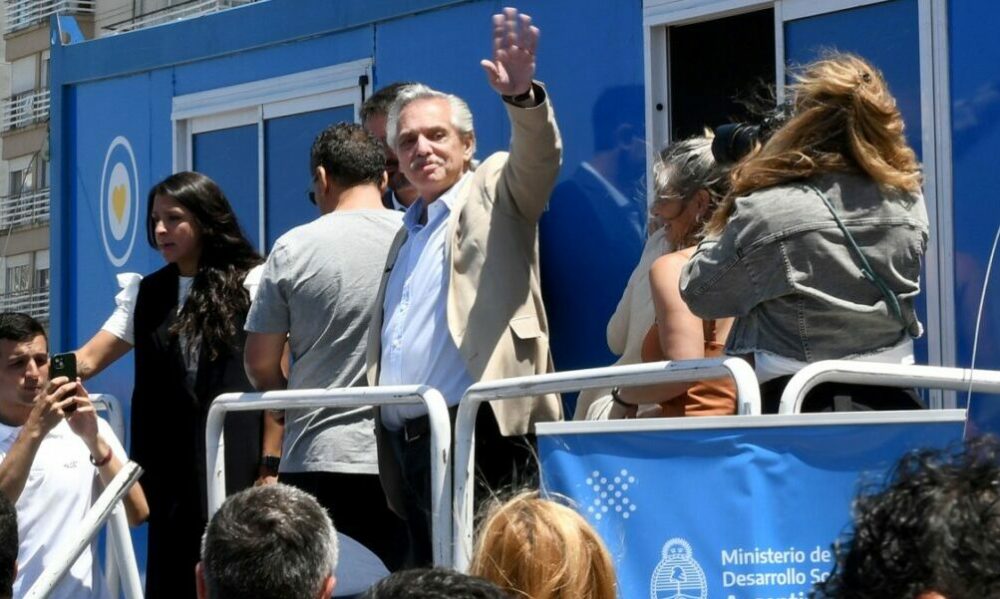 Alberto Fernández celebró tener «una temporada turística récord en 2022 y 2023».