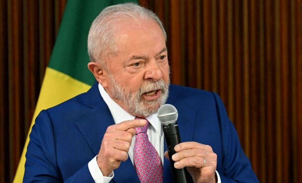 Lula ordena intervención federal en Brasilia tras disturbios de simpatizantes de Bolsonaro.