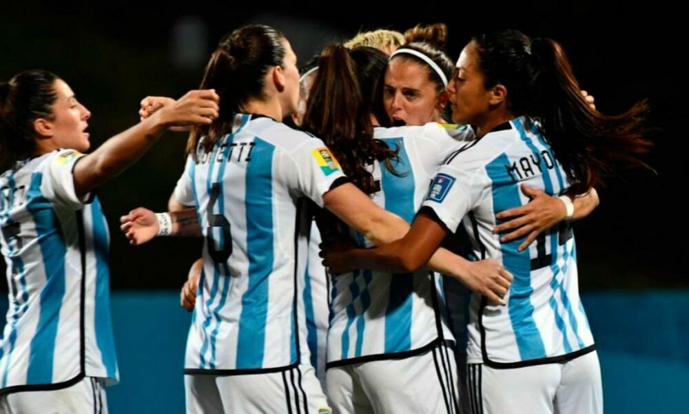 La selección argentina femenina de fútbol venció 2 a 0 a Nueva Zelanda.