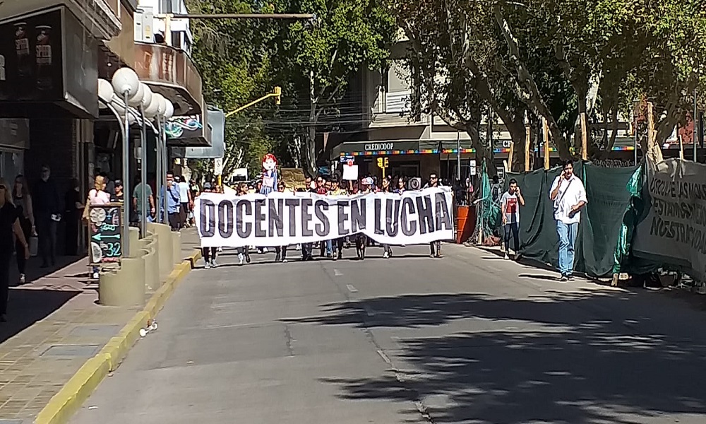 Molestia por los cortes de autoconvocados en Ruta 40 y puntos estratégicos de la provincia. 