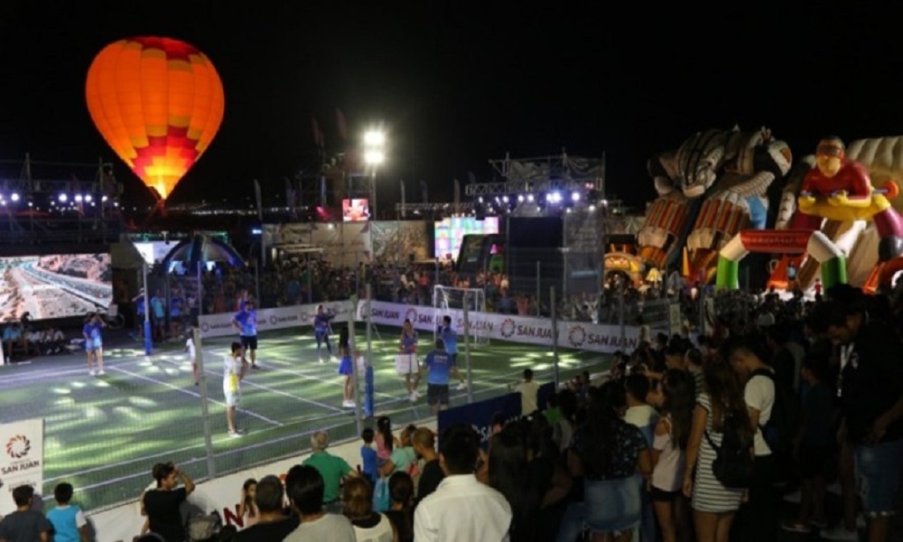 Juegos, un museo itinerante y la presencia de deportistas, en el stand de deportes en la FNS.