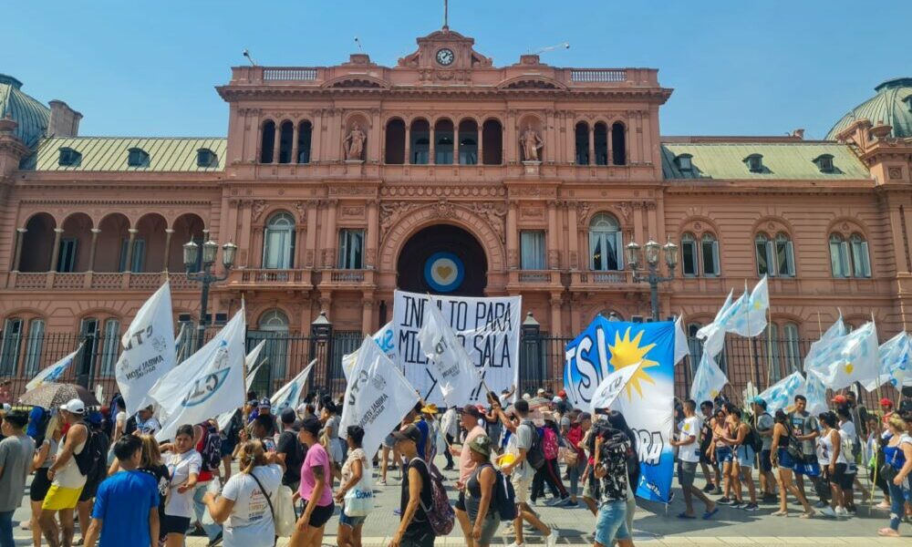 «Basta de mentiras, indulto ya»: Organizaciones sociales marcharon para reclamar la libertad de Milagro Sala.