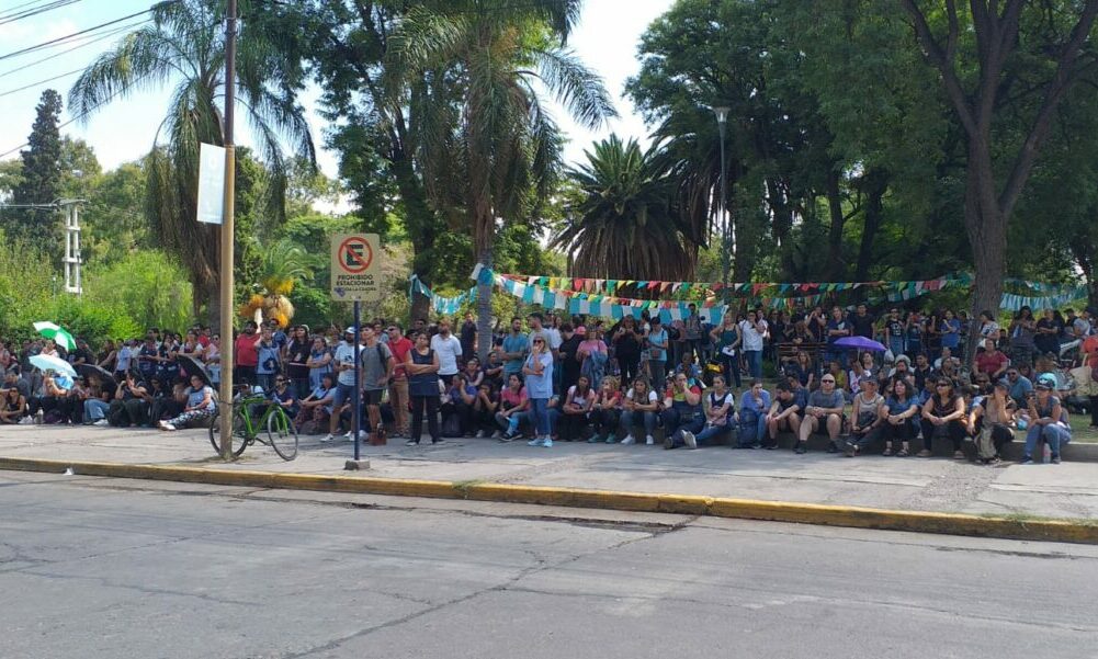 Votación dividida: algunas escuelas anunciaron que hoy habrá clases, en otras no se sabe.