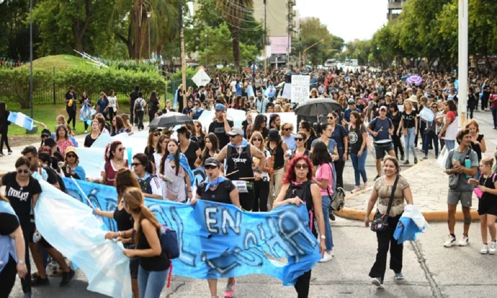 Vestidos de negro, los autoconvocados marcharon a Casa de Gobierno: entrega de petitorio y reunión por la tarde.