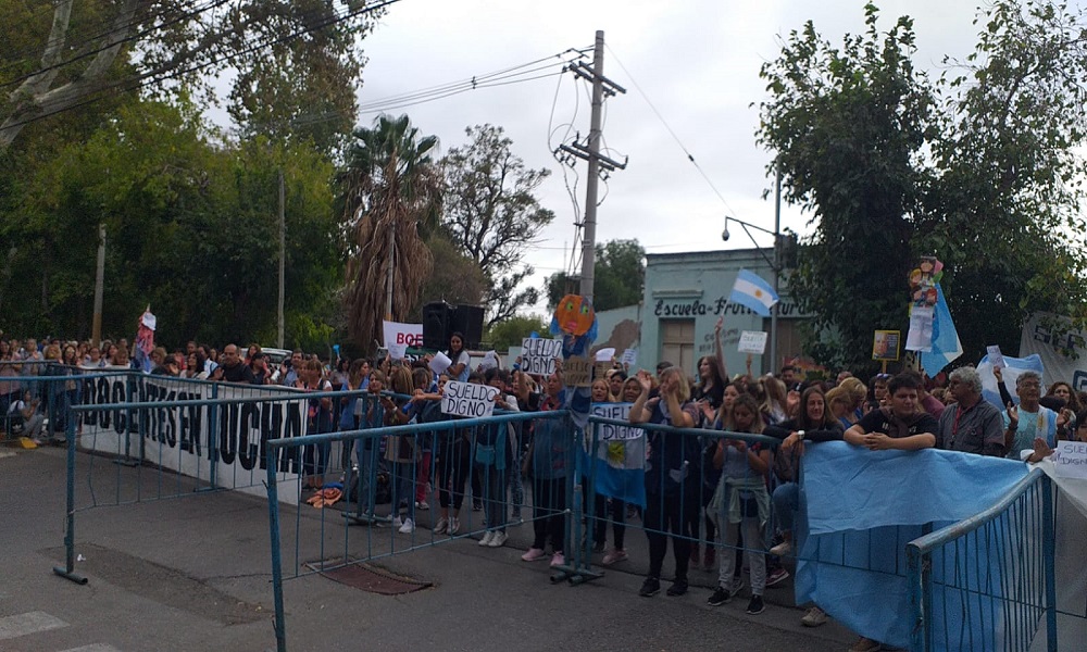 Los docentes autoconvocados reclaman,frente a la Casa de Gobierno: cortes en arterias principales.