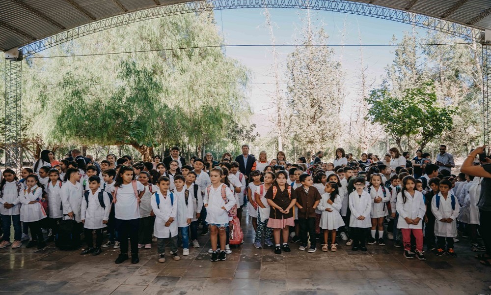 Uñac encabezó el acto de apertura del Ciclo Lectivo 2023 en una escuela de Zonda