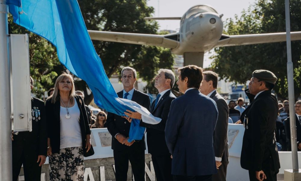 Uñac asistió al acto por el Día del Veterano y de los Caídos en la guerra de Malvinas.