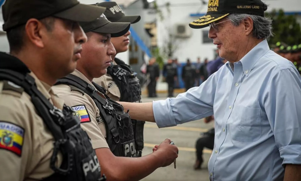 Ecuador permite el uso de armas a civiles y decreta toque de queda en Guayaquil y dos provincias más.