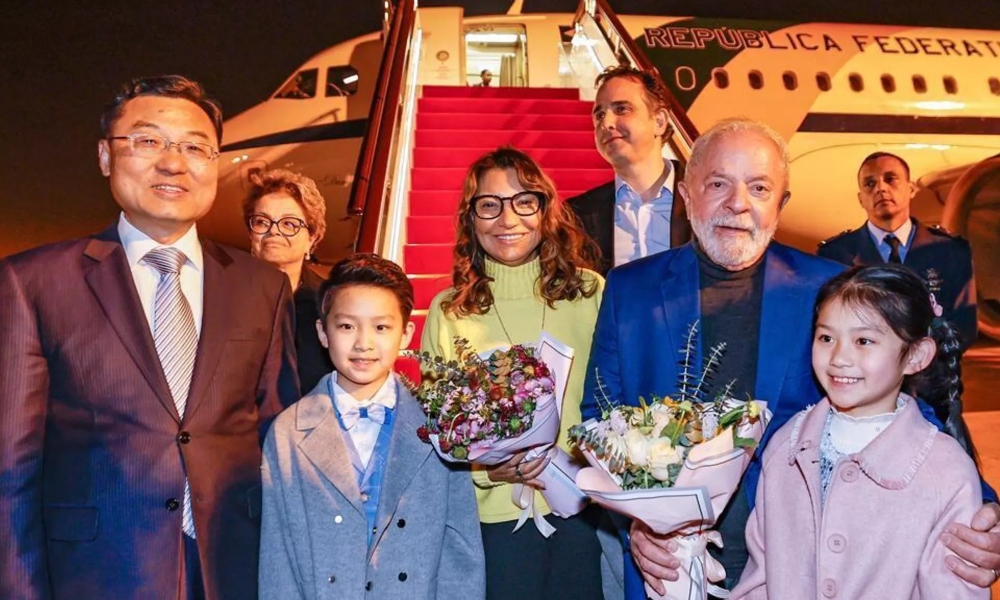 Lula aterriza en Shanghái para su primera visita oficial a China.