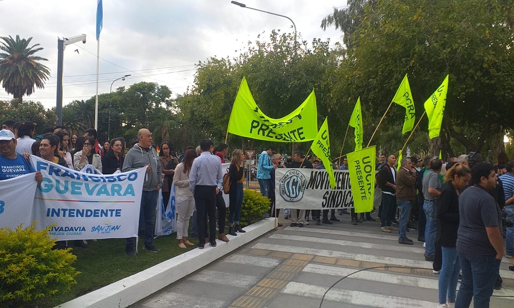 Mensaje anual: militantes esperan al Gobernador con carteles y banderas. Llegan los diferentes funcionarios.