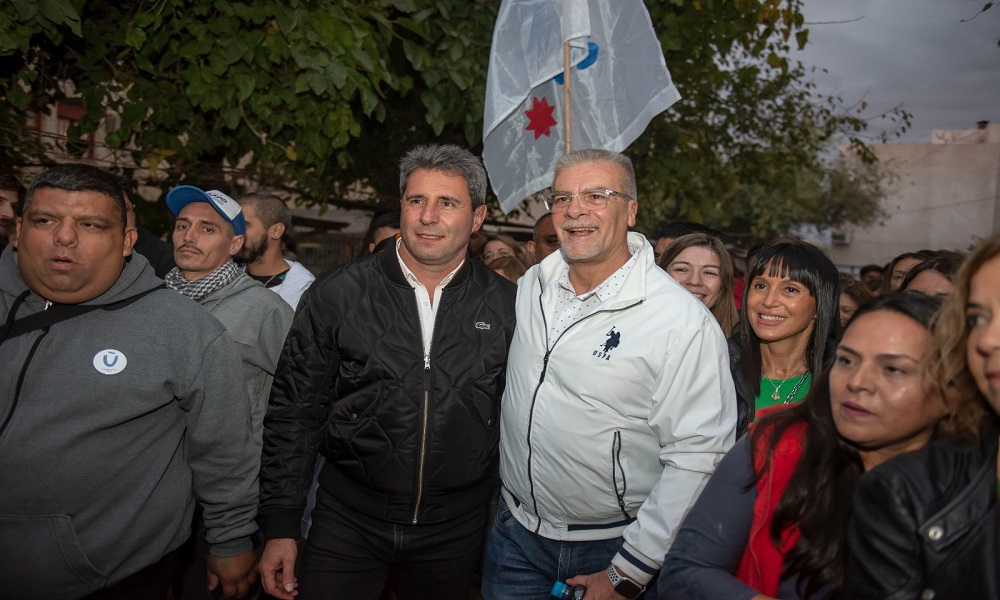 Sergio Uñac y Carlos Lorenzo recorrieron el Barrio Manantial, escuchando los pedidos de los vecinos.