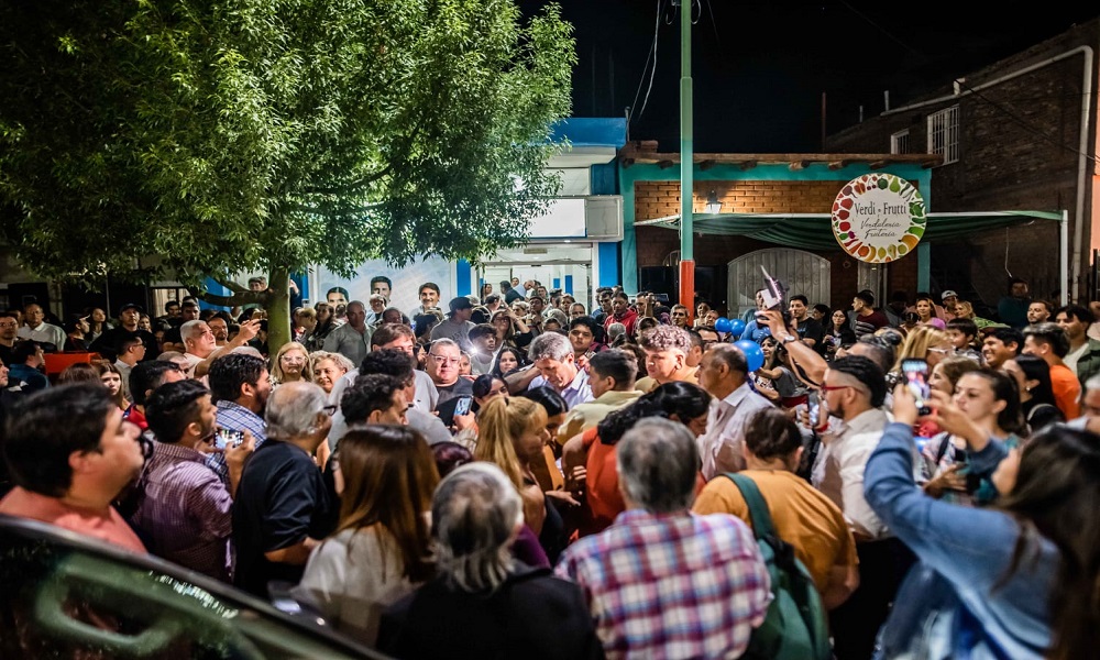 Uñac caminó en Angaco junto a los candidatos a intendente. 